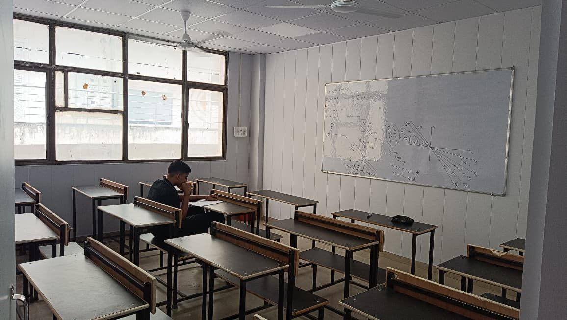 Avdhut Classes classroom – JEE NEET coaching Faridabad