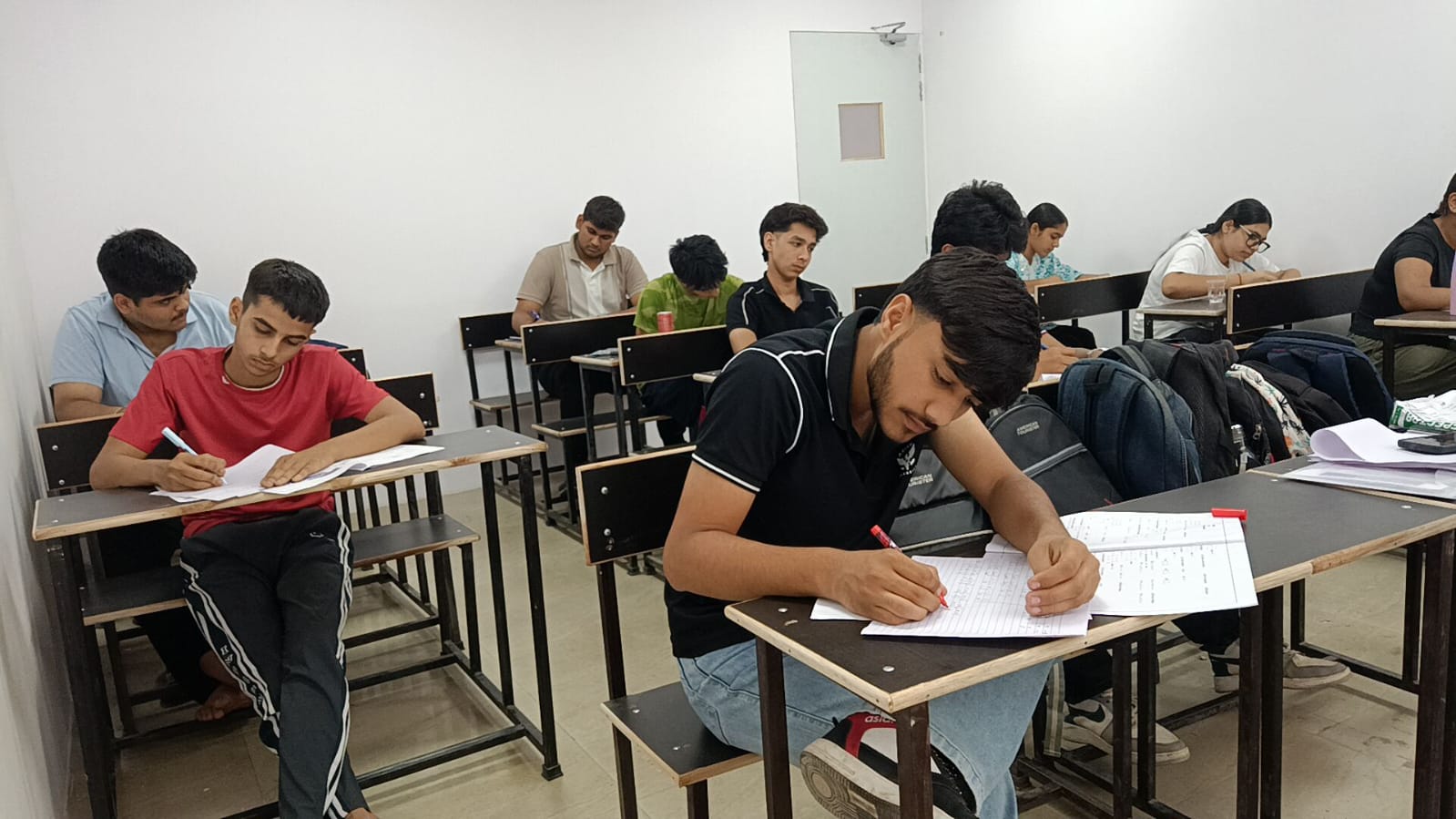 Avdhut Classes classroom – JEE NEET coaching Faridabad